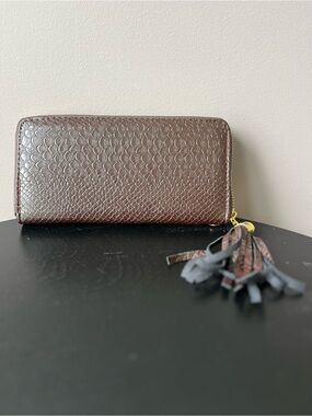 2 Chic Brown Textured Zip Wallet Clutch with Tassel